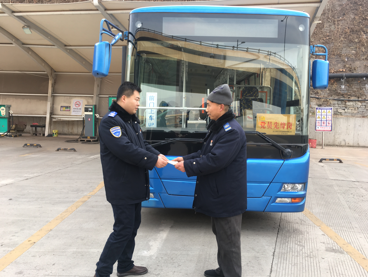 公交集團(tuán)公交事業(yè)二部開(kāi)展春節(jié)走訪慰問(wèn)困難黨員活動(dòng)