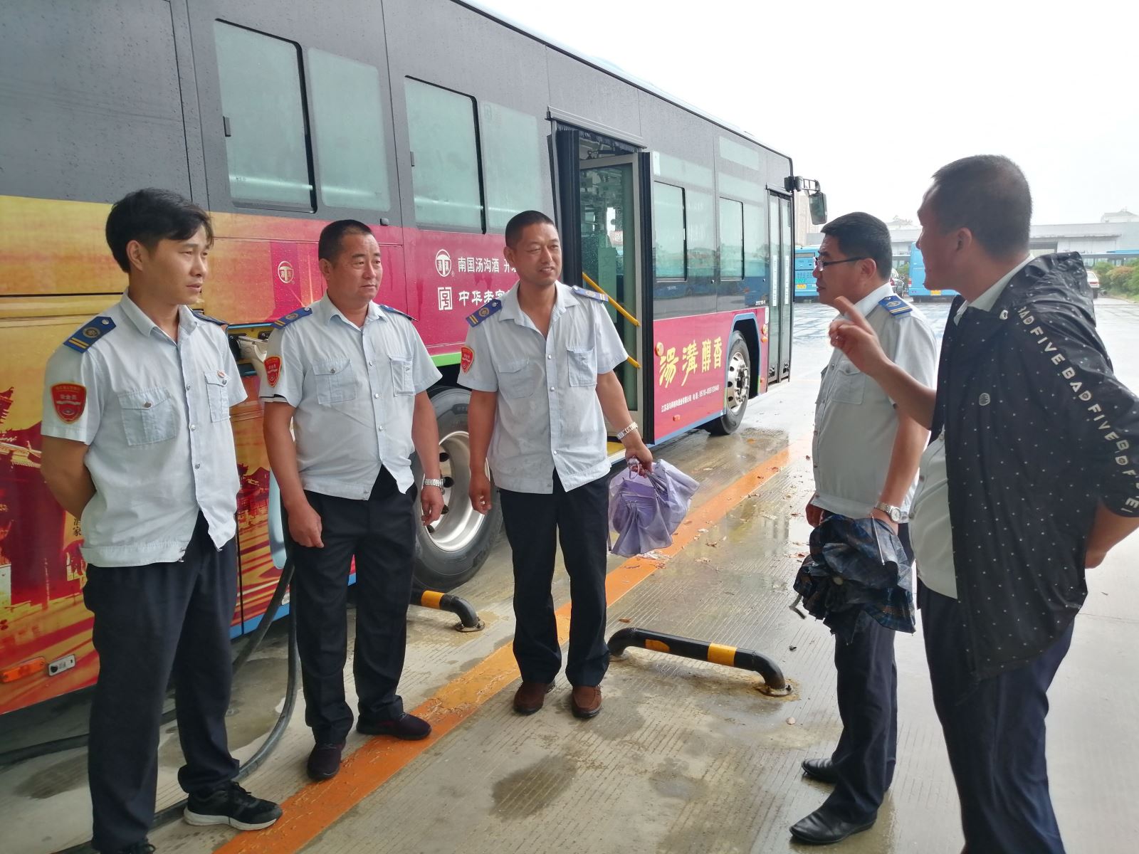 公交集團(tuán)公交事業(yè)一部啟動(dòng)應(yīng)急預(yù)案應(yīng)對暴雨天氣