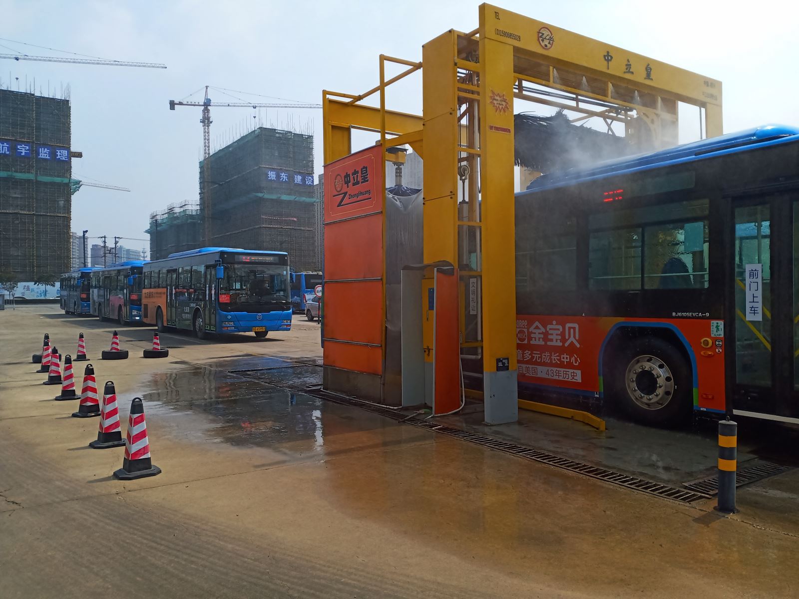 公交集團(tuán)公交事業(yè)一部做好雨停車凈 營(yíng)造整潔車廂環(huán)境