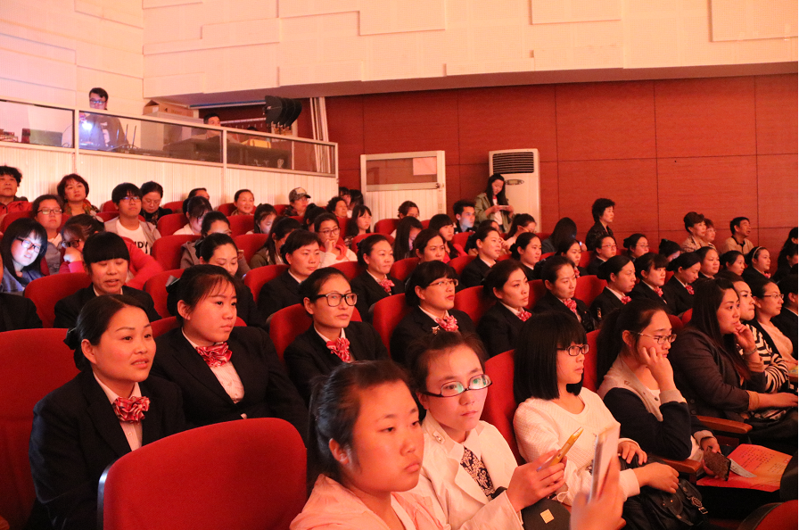 公交BRT站務(wù)員參加2016“文明風(fēng)尚大家唱、核心價(jià)值觀‘六進(jìn)’”系列文化活動(dòng)啟動(dòng)儀式