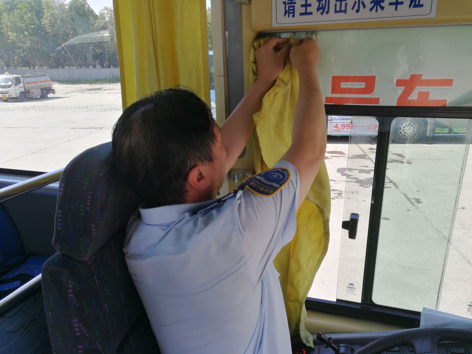 公交集團(tuán)佳連公司清洗窗簾 營造清涼舒適車廂氛圍