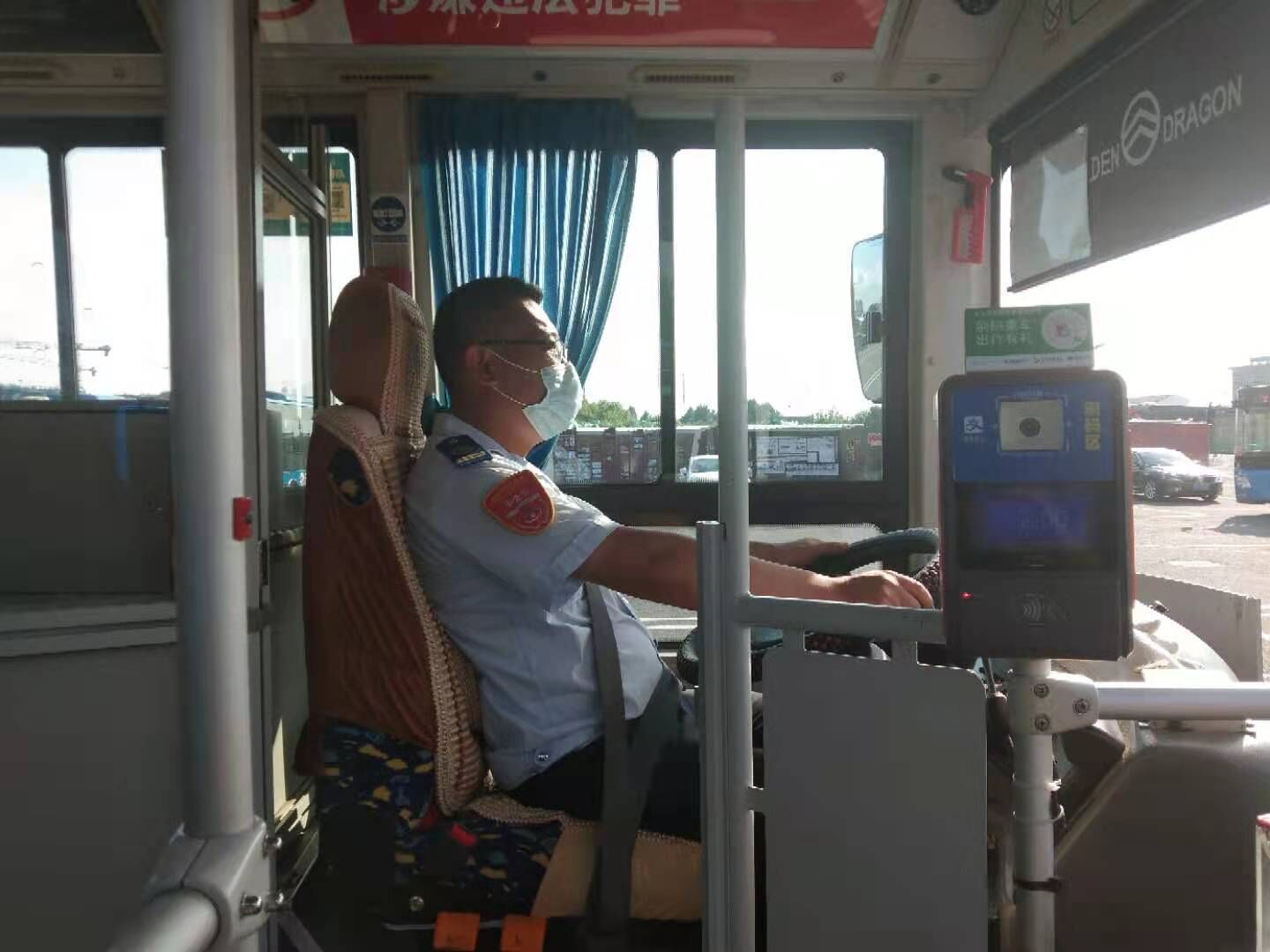 公交集團(tuán)公交事業(yè)一部游2路駕駛員李明拾金不昧受表?yè)P(yáng)