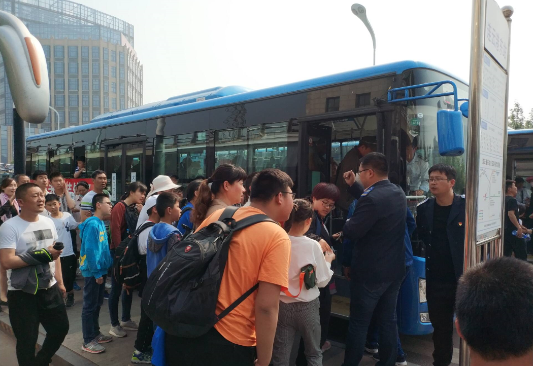 公交集團(tuán)東部公司積極做好“五一”小長假客流督導(dǎo)工作