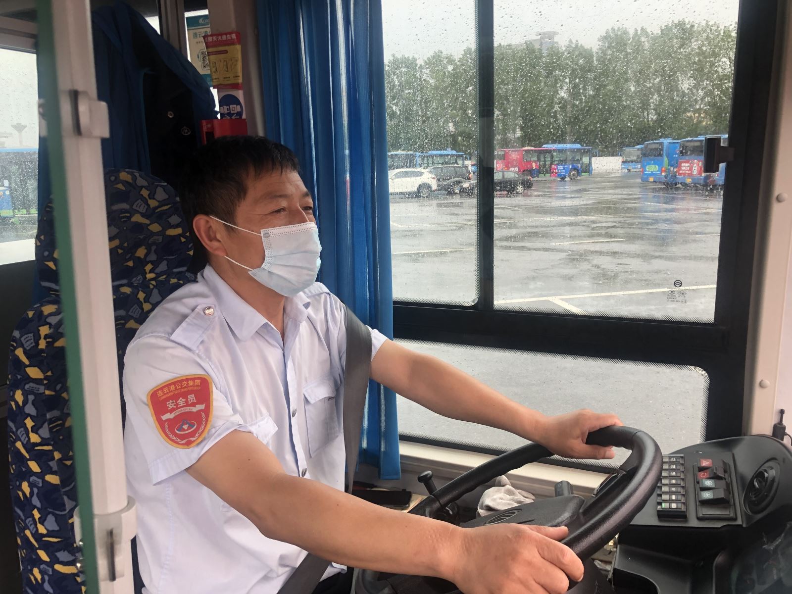 公交集團(tuán)公交事業(yè)一部117路駕駛員李永春拾金不昧受贊揚(yáng)