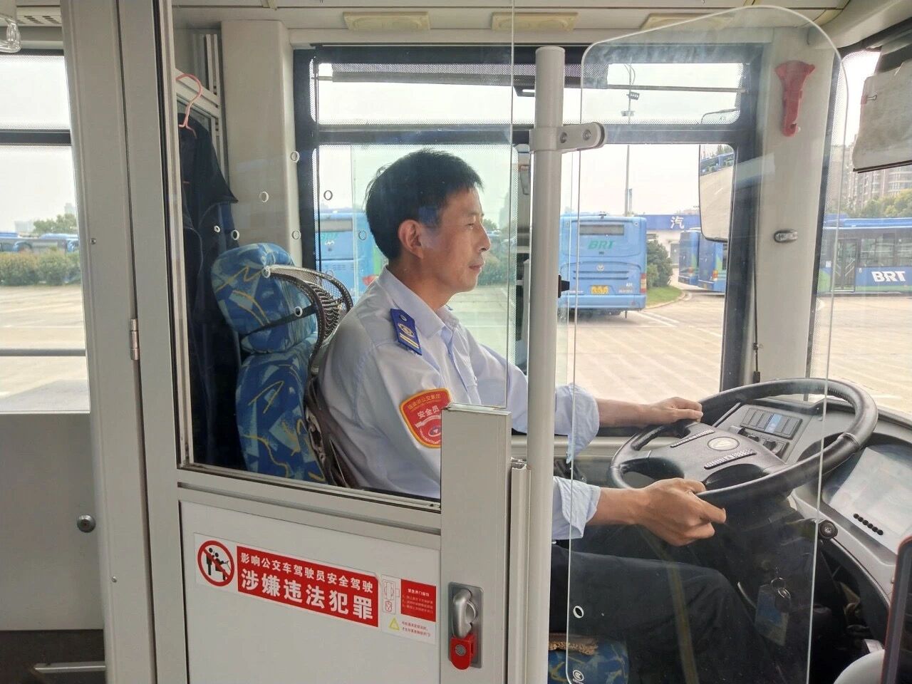 公交集團(tuán)公交事業(yè)一部18路駕駛員何以想拾金不昧受贊揚(yáng)