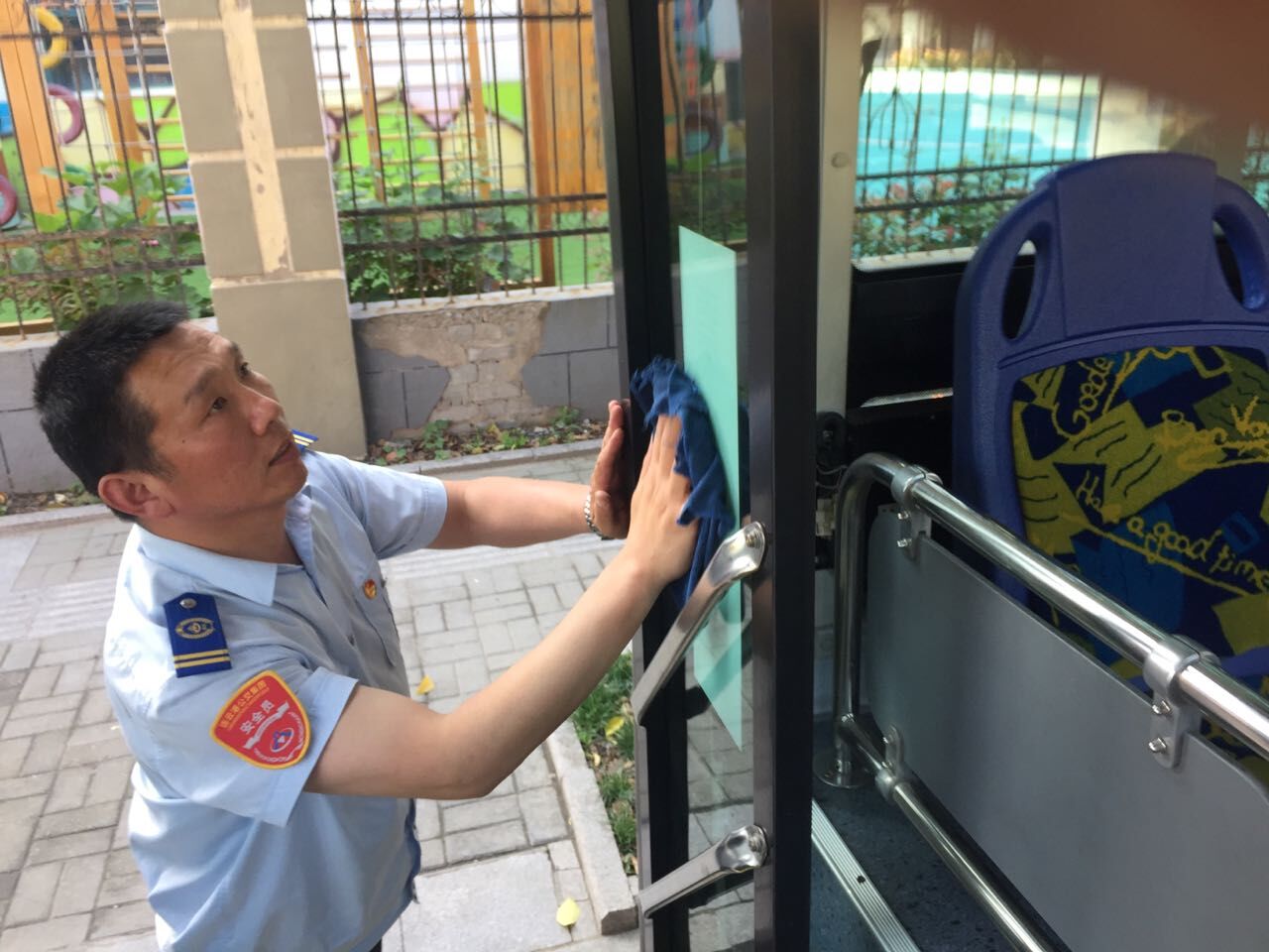 十米車廂變“流動(dòng)黨建園地”