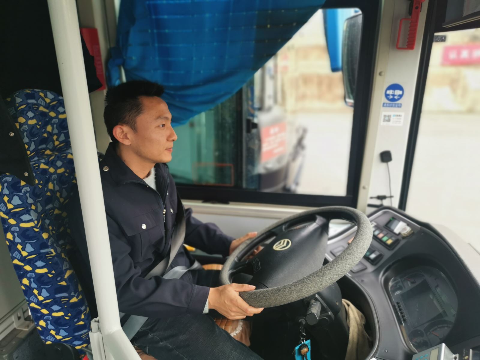 公交事業(yè)一部 11路駕駛員尹沖拾金不昧受表?yè)P(yáng)