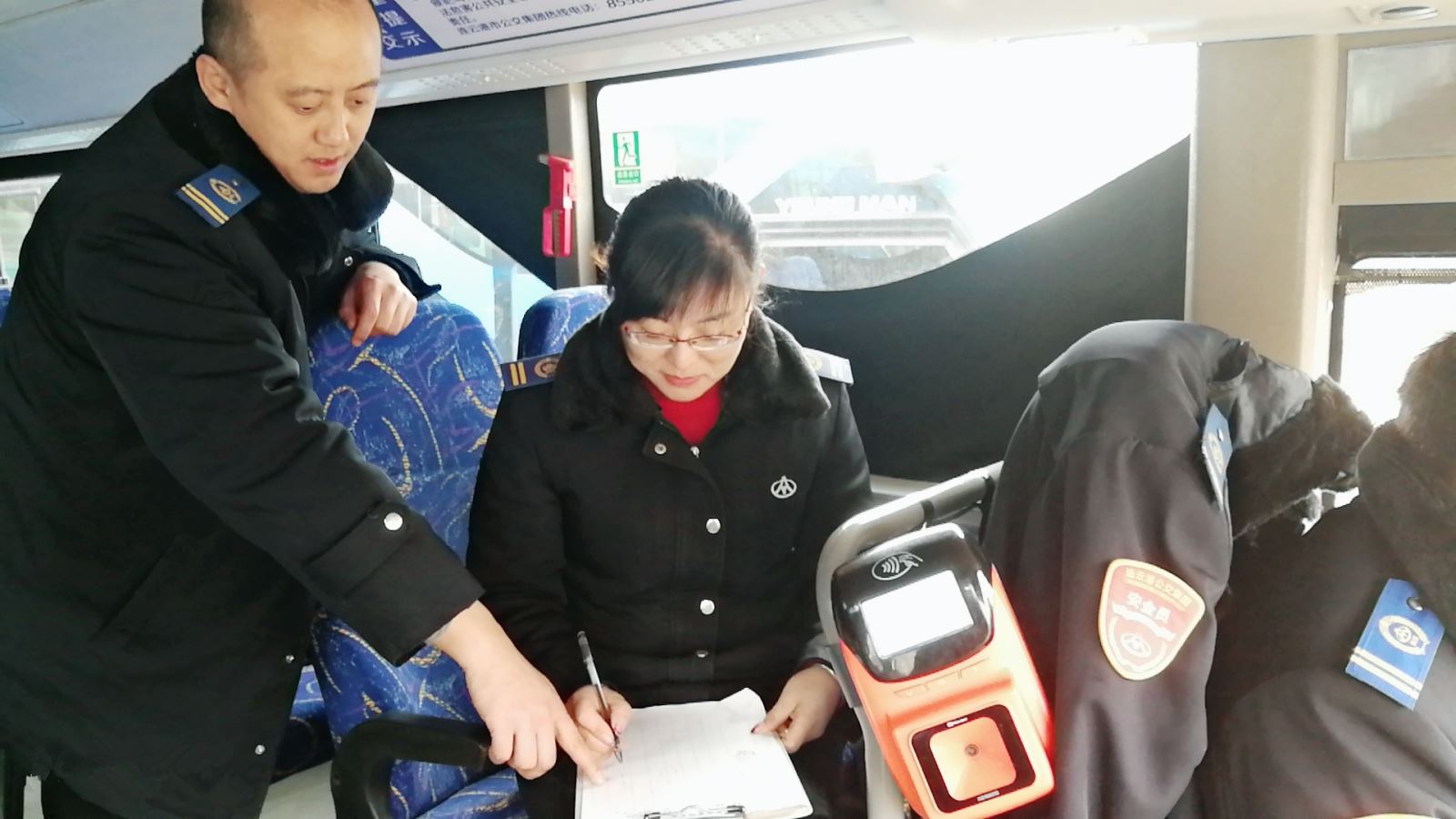 公交集團(tuán)公交事業(yè)一部開展游1路客流調(diào)研活動(dòng)