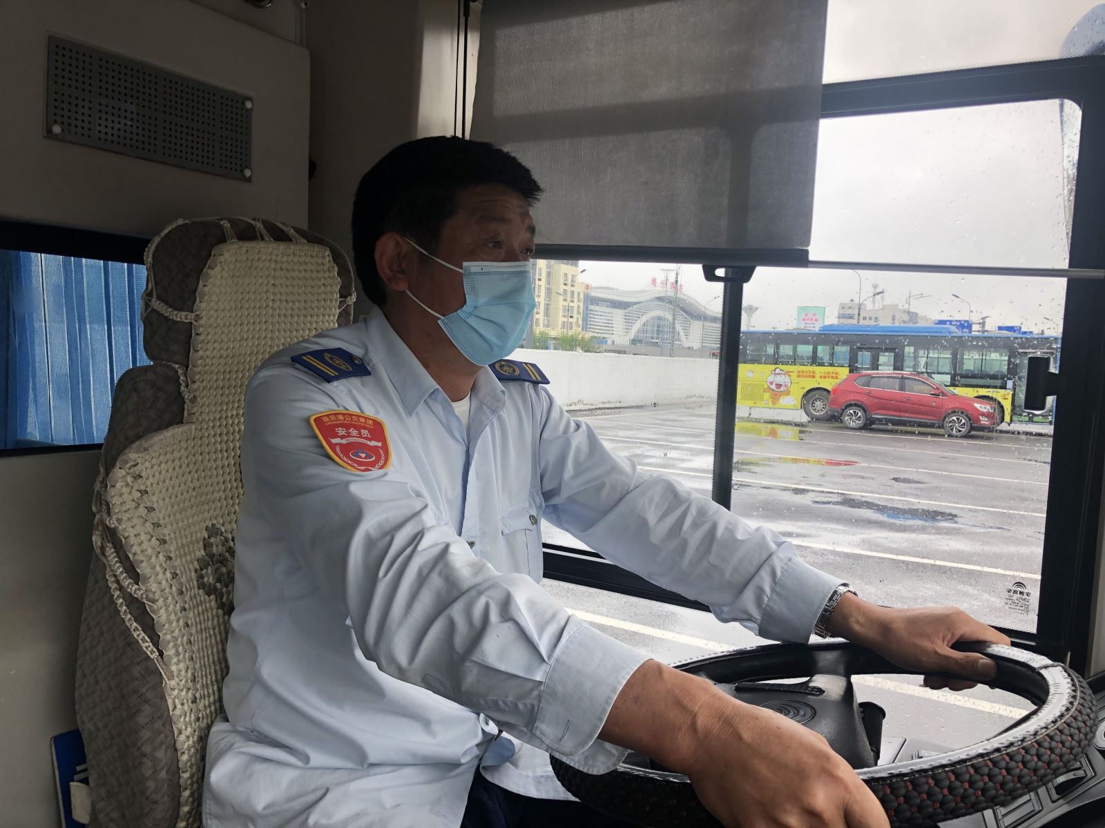 公交集團(tuán)公交事業(yè)一部7路駕駛員陳守法 拾金不昧受贊揚(yáng)