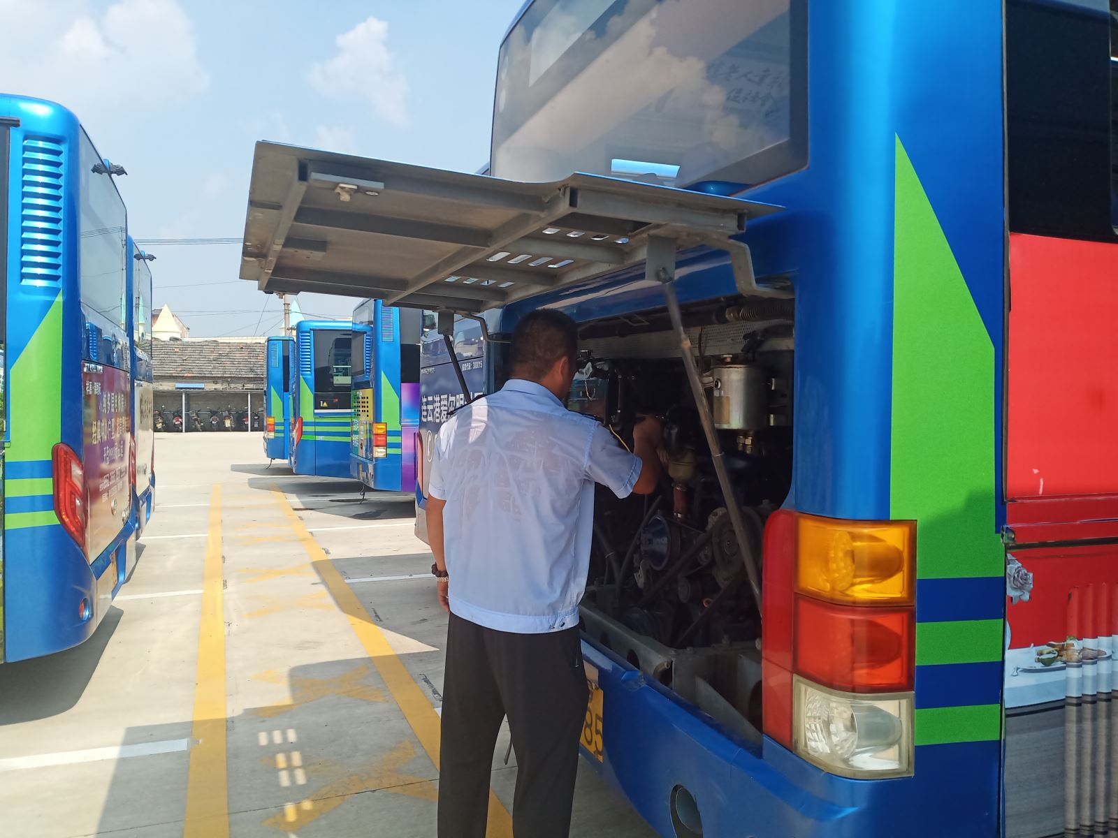 戰(zhàn)高溫  烈日下公交人在行動