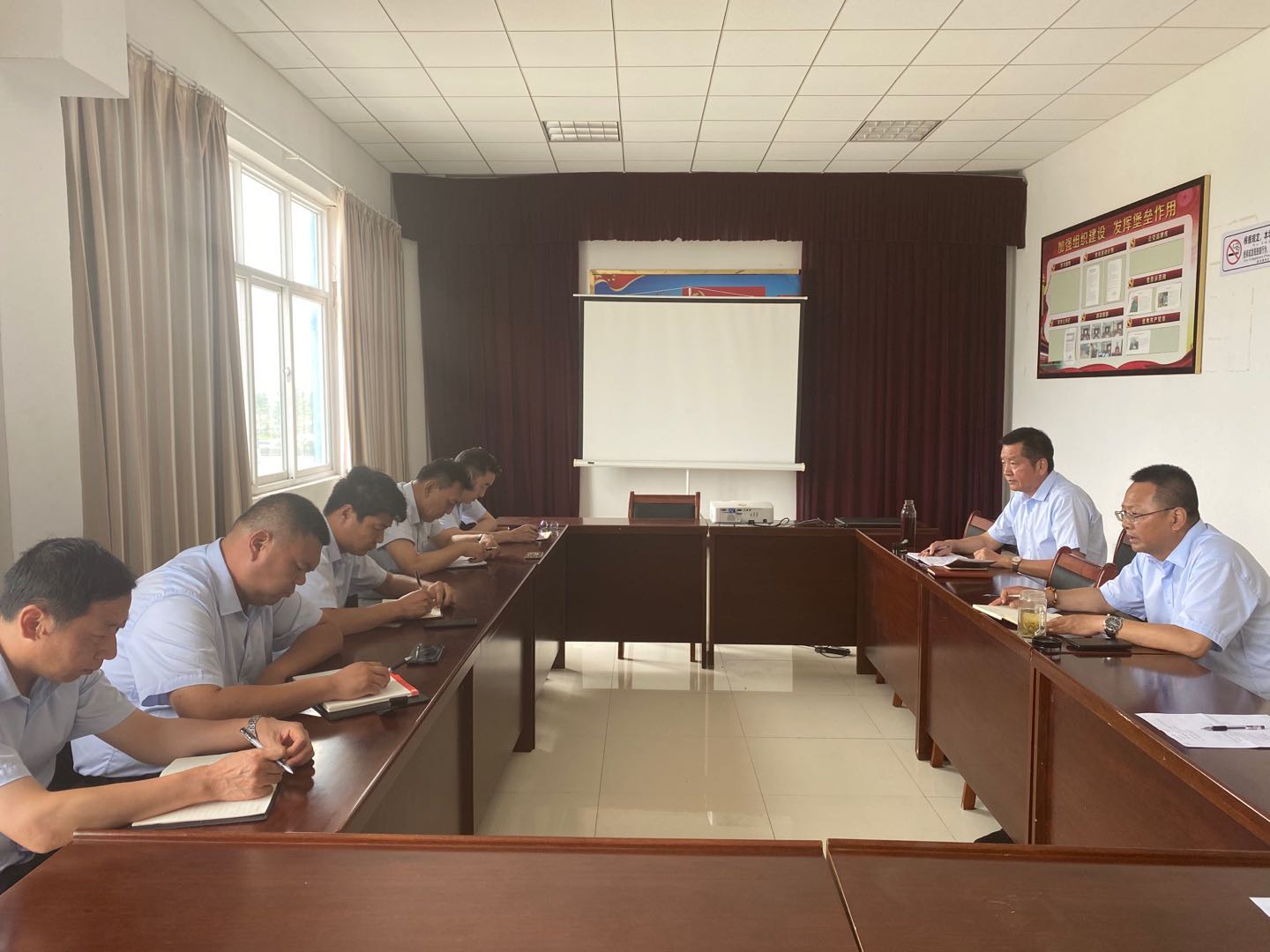 機(jī)務(wù)技術(shù)事業(yè)部召開安全例會(huì)