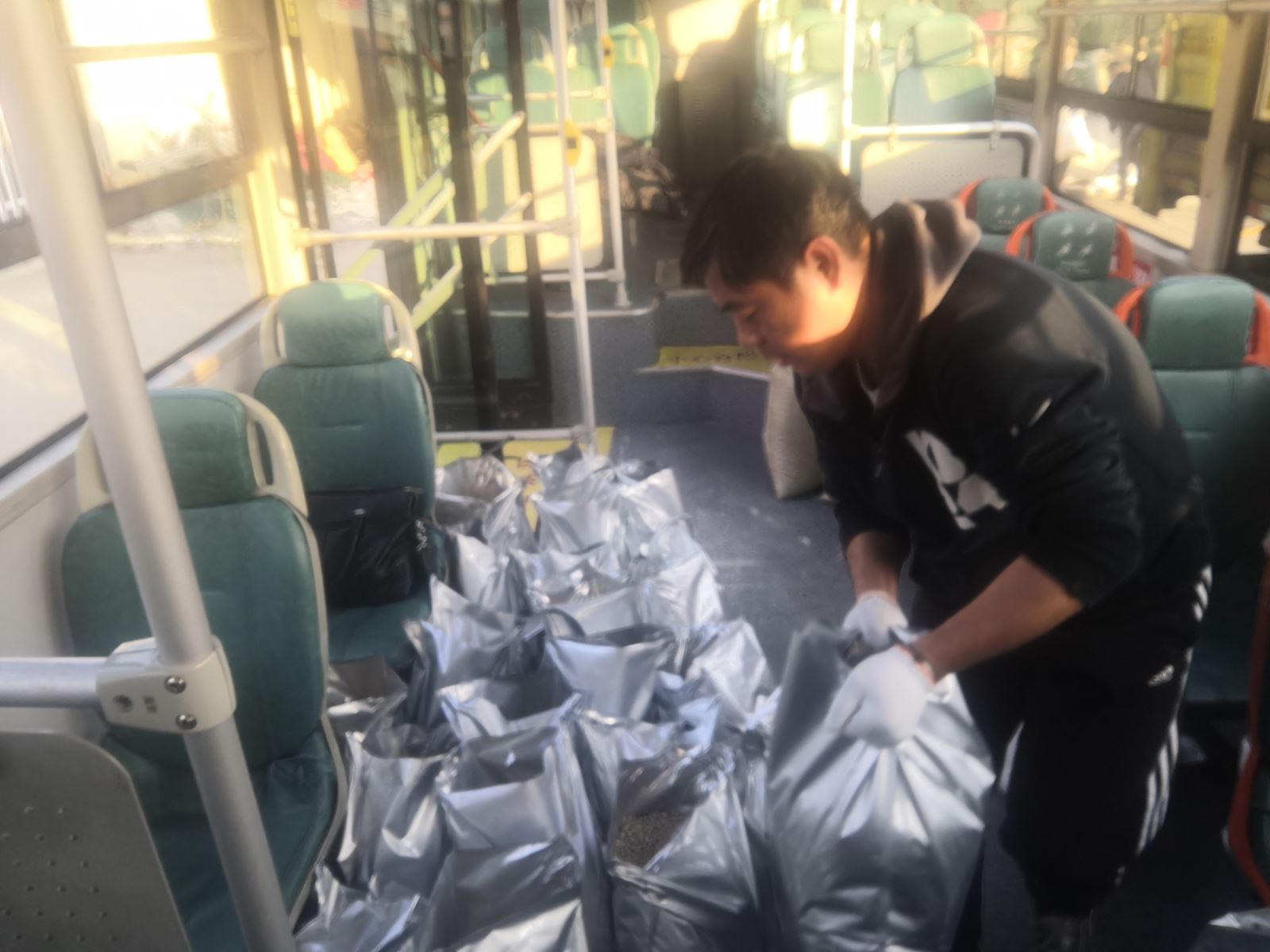 公交集團快速公交事業(yè)部提前儲備融雪劑為備戰(zhàn)嚴寒做足準備