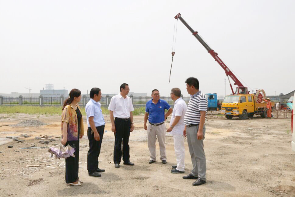 海通公交公司領(lǐng)導班子高溫天氣實地查看場站建設(shè)