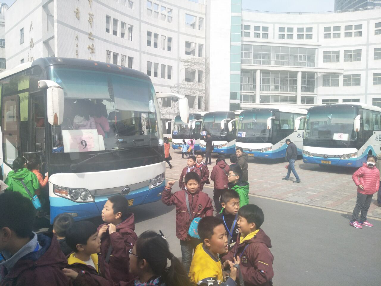 公交佳連公司為中小學(xué)師生保駕護(hù)航