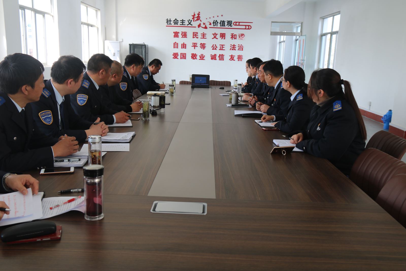 公交集團(tuán)權(quán)屬單位組織觀看專題片《天安門(mén)》