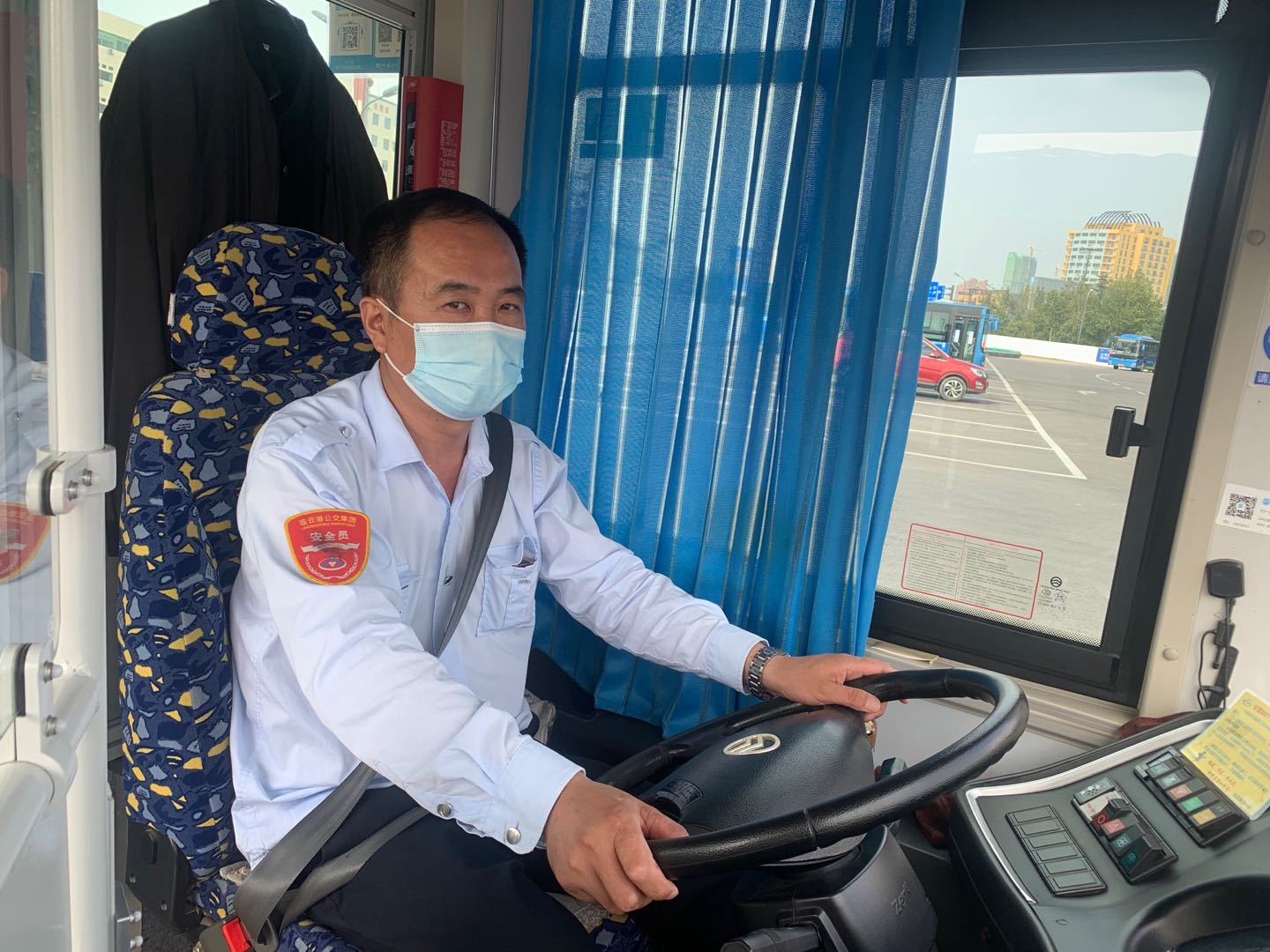 公交集團(tuán)公交事業(yè)一部22路駕駛員張愛國 拾金不昧受表揚(yáng)