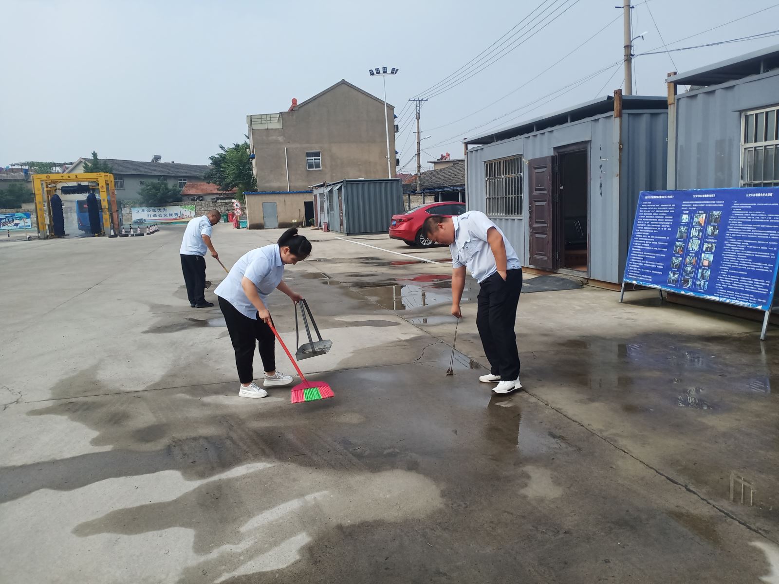 公交集團(tuán)公交事業(yè)一部整治場站衛(wèi)生環(huán)境助力創(chuàng)文創(chuàng)衛(wèi)