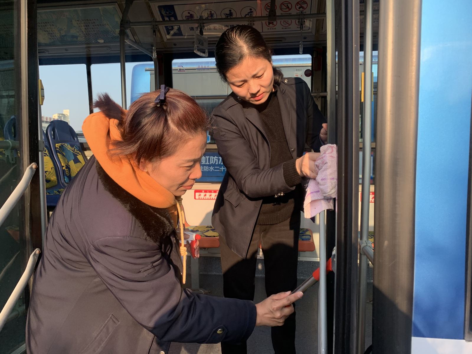 公交集團(tuán)公交事業(yè)一部開展衛(wèi)生大掃除活動鞏固創(chuàng)文成果