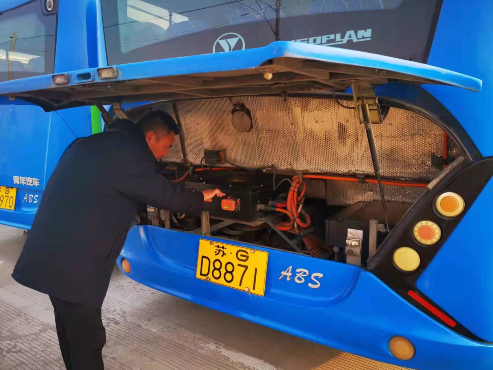 經營發(fā)展事業(yè)部持續(xù)做好設備艙灰塵清理工作