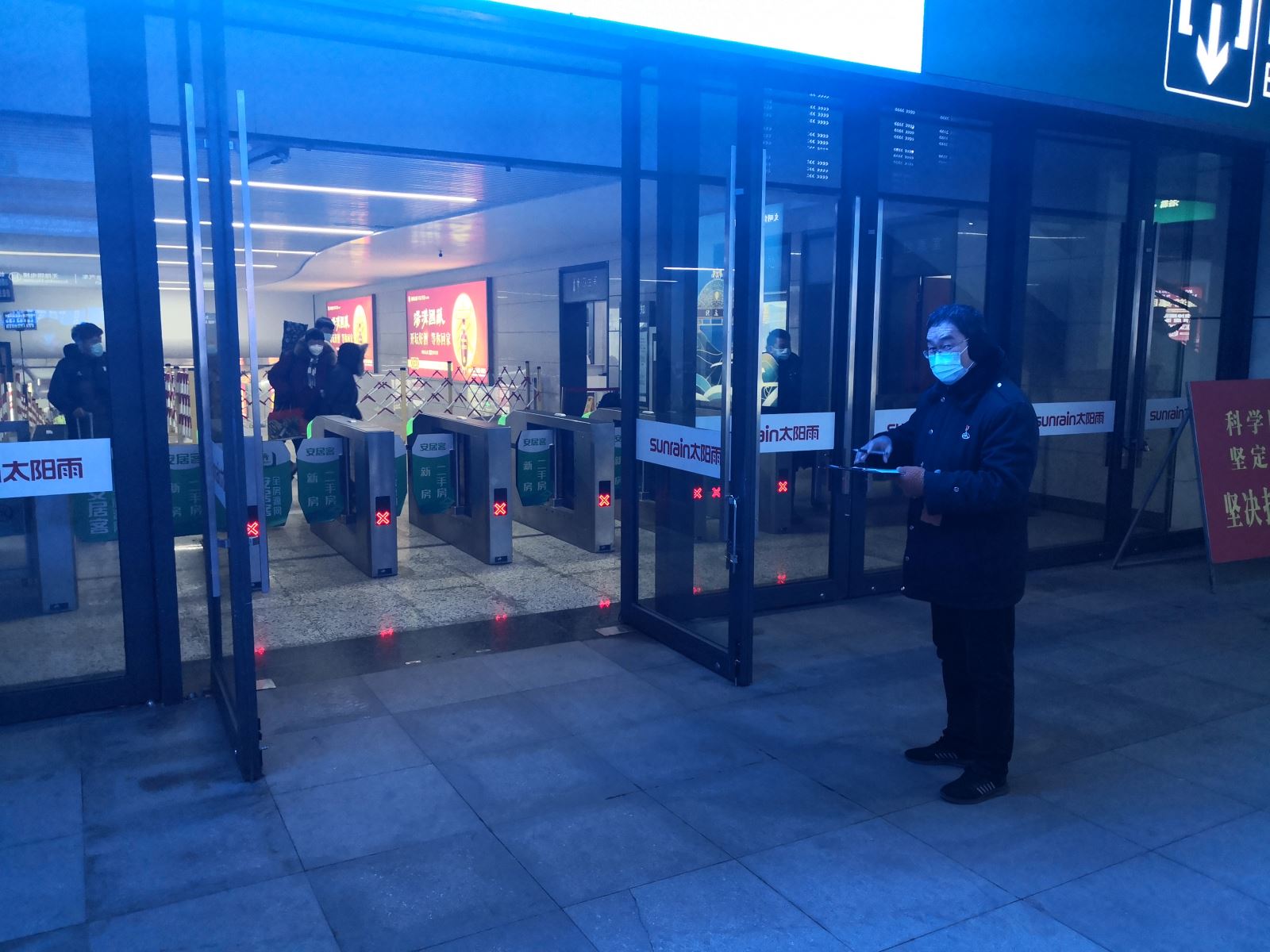 公交集團公交事業(yè)一部對高鐵夜間客流情況進行調(diào)研