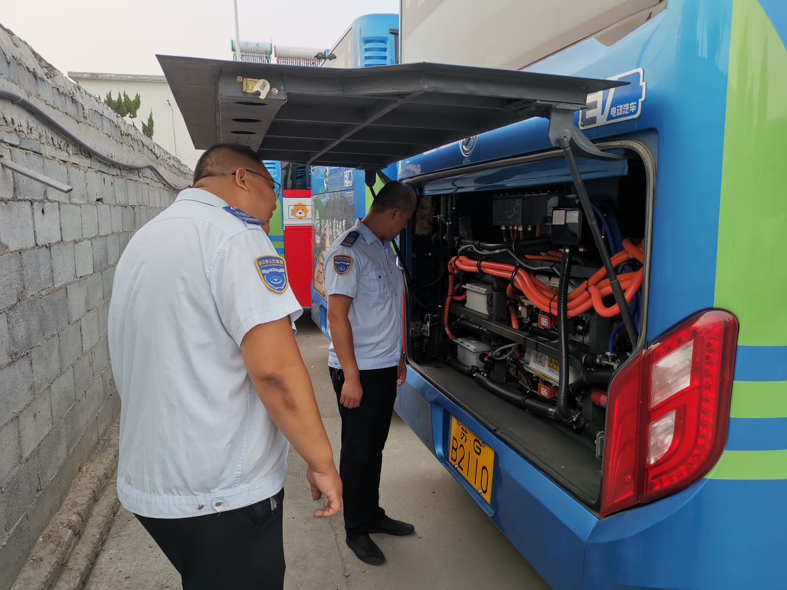 公交集團(tuán)公交事業(yè)一部開展高溫車輛聯(lián)合檢查鞏固市民安全出行“防護(hù)墻”