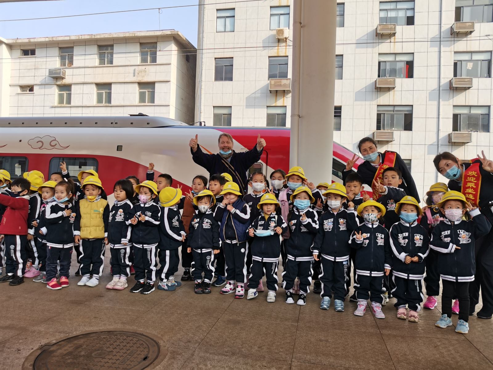 幼兒園小朋友體驗(yàn)城市動車