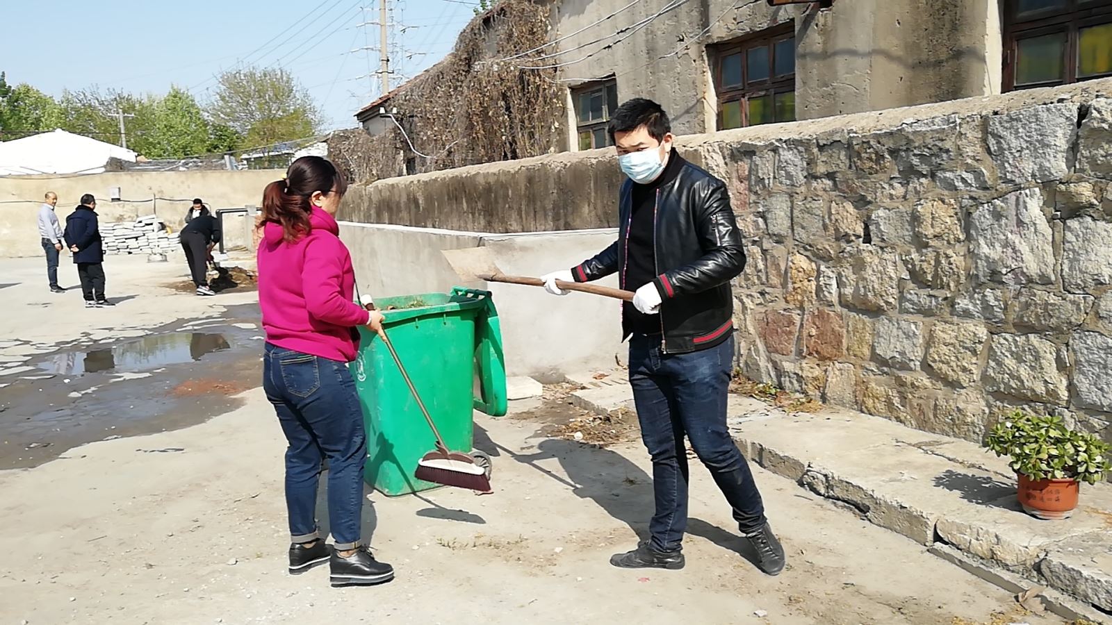 公交集團(tuán)公交事業(yè)一部助力創(chuàng)文工作 清理西門公交場站雜草