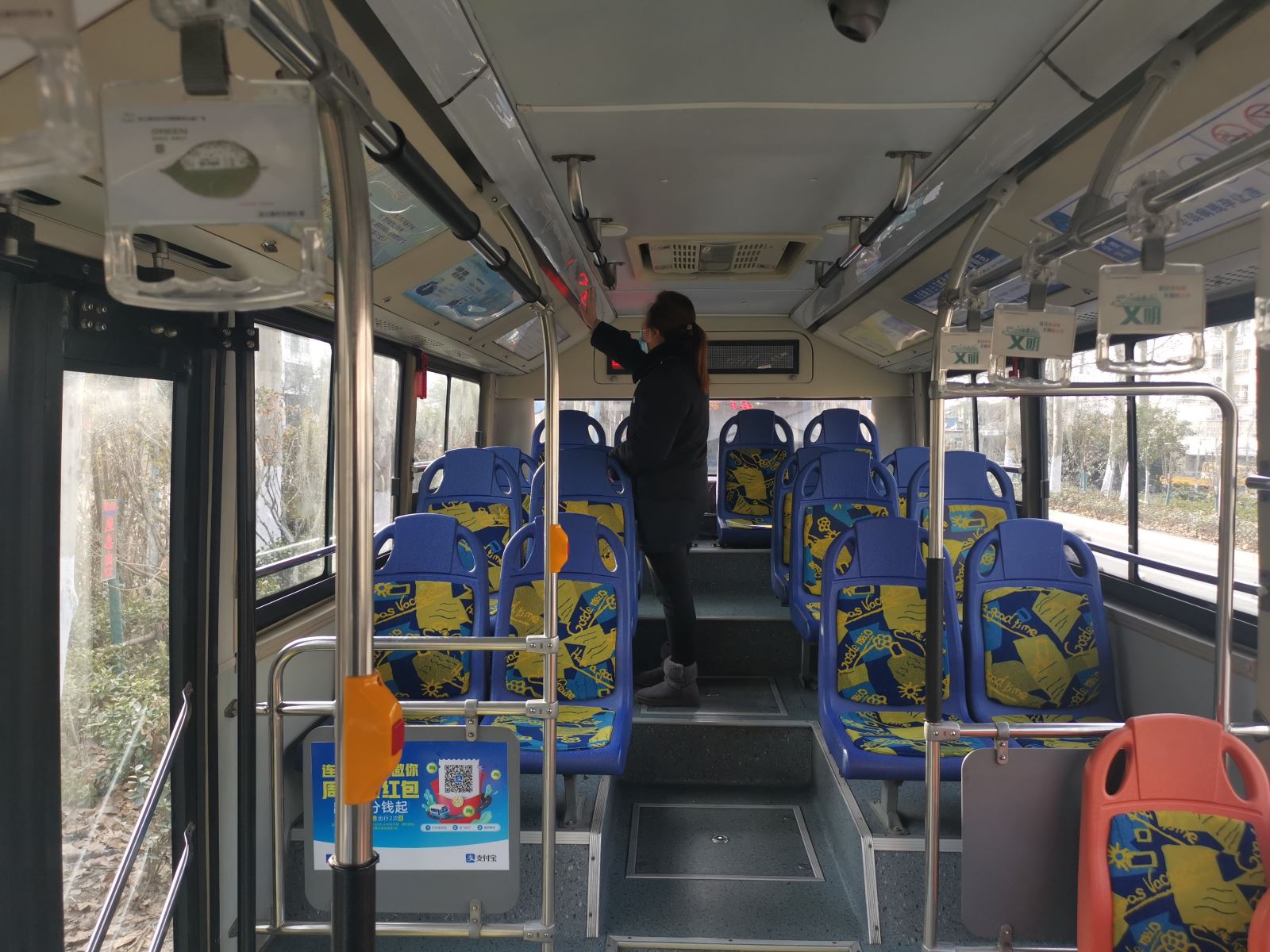 公交集團公交事業(yè)一部開展運營車容車貌及優(yōu)質(zhì)服務(wù)專項檢查工作