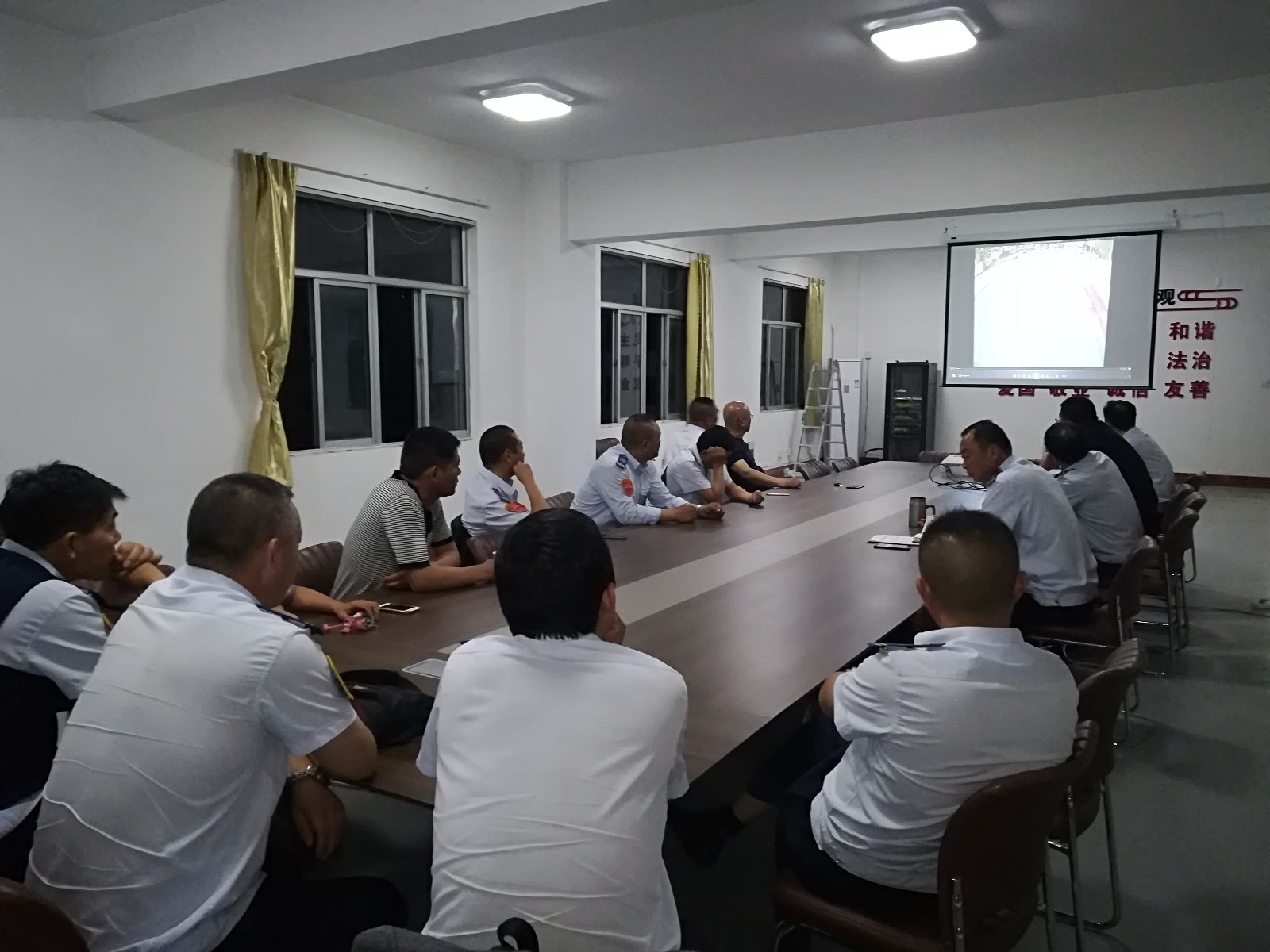 公交集團(tuán)海通公交召開游8路警示教育會(huì)議