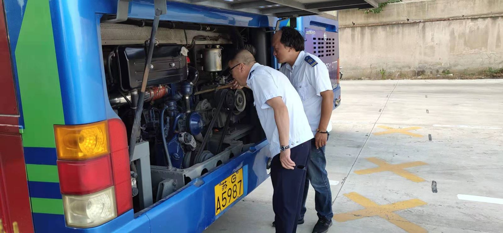 公交集團(tuán)公交事業(yè)一部開(kāi)展運(yùn)營(yíng)車輛安全、機(jī)務(wù)聯(lián)合檢查