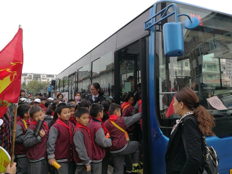 公交海州公司圓滿完成蒼梧小學(xué)定制班線任務(wù)