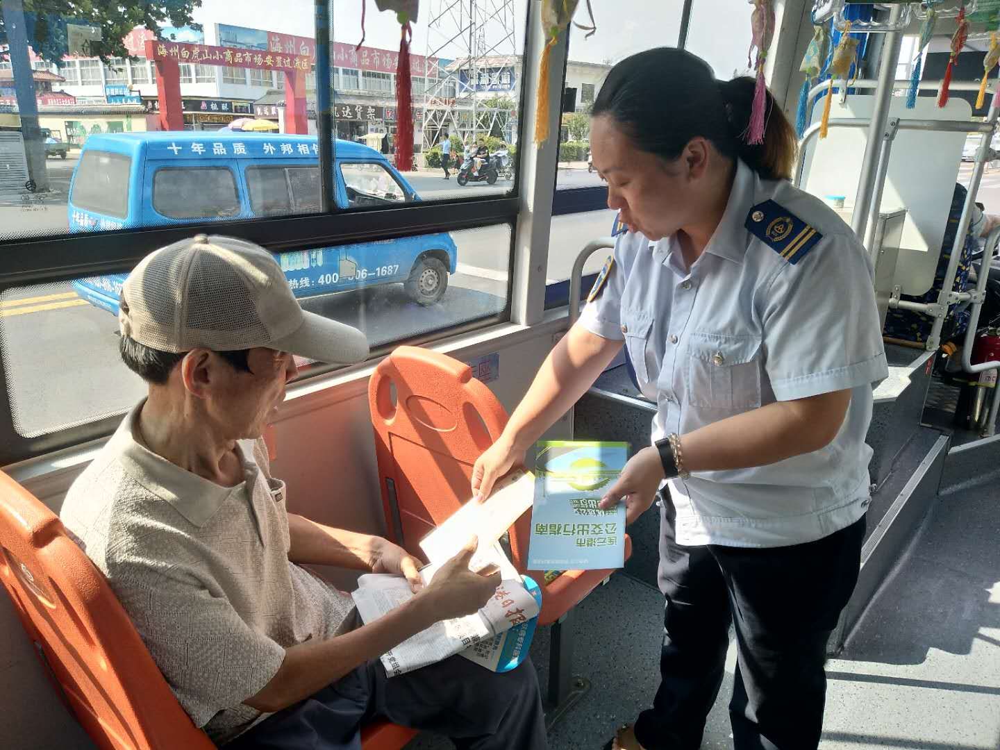 戰(zhàn)高溫、斗酷暑，公交人堅守崗位為創(chuàng)文助力