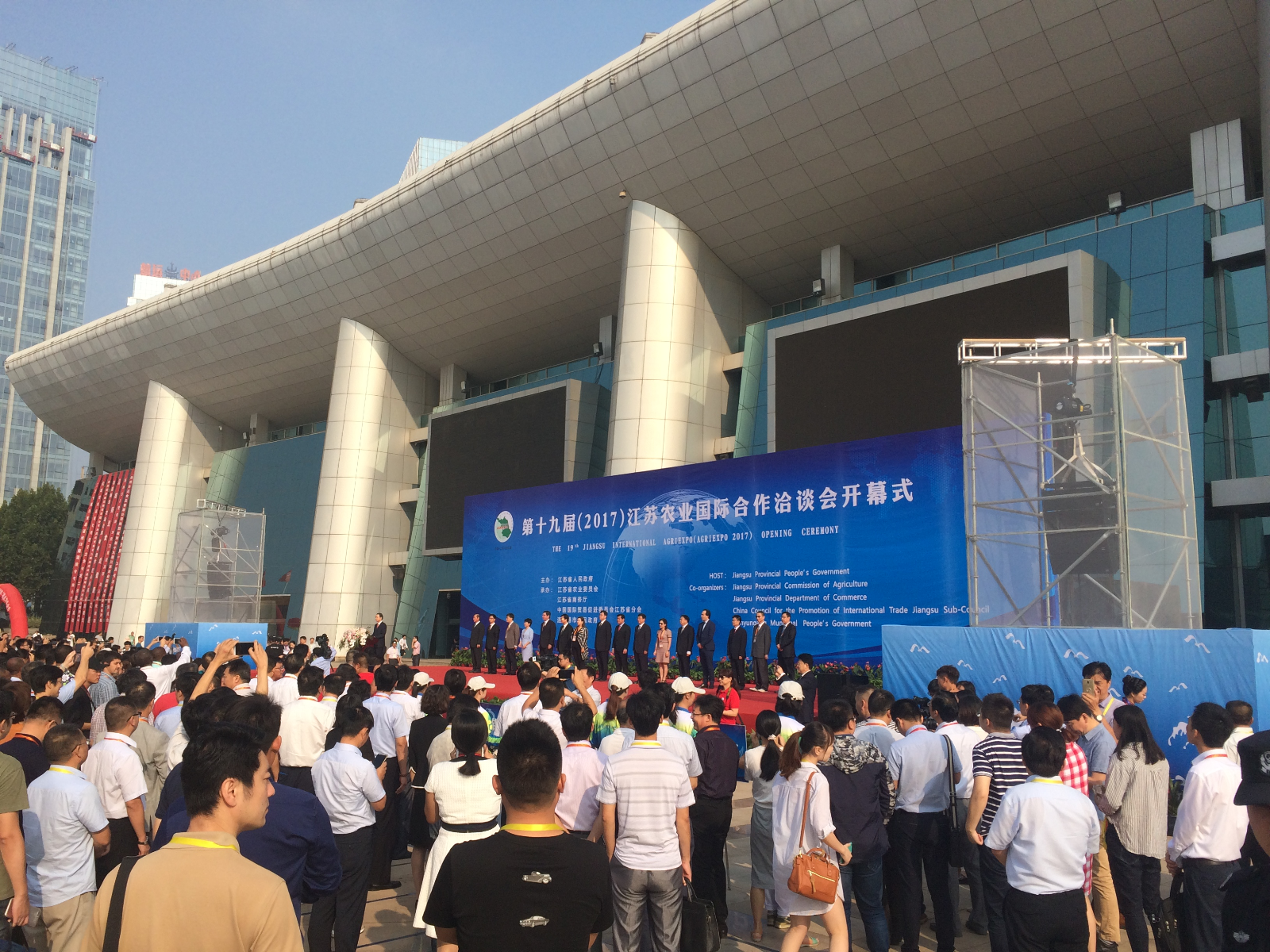 連云港市公交集團開展公交服務(wù) “農(nóng)洽會”活動