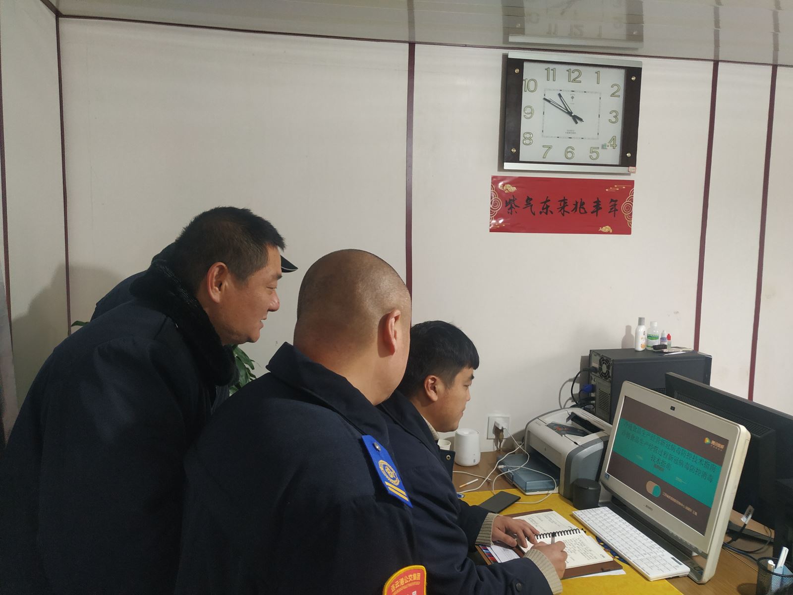 公交集團(tuán)公交事業(yè)二部開展冷鏈?zhǔn)称飞a(chǎn)經(jīng)營新冠病毒防控知識培訓(xùn)