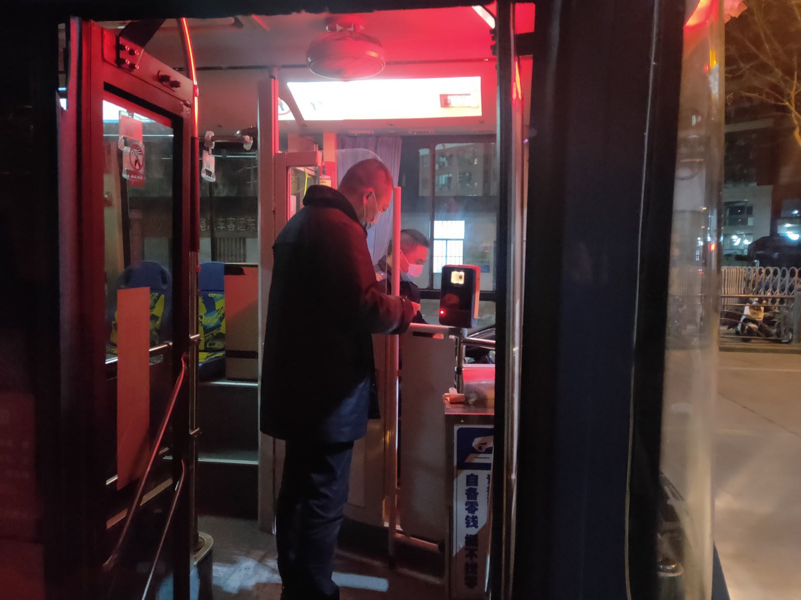 春運首日，公交集團公交事業(yè)二部開展安全大檢查