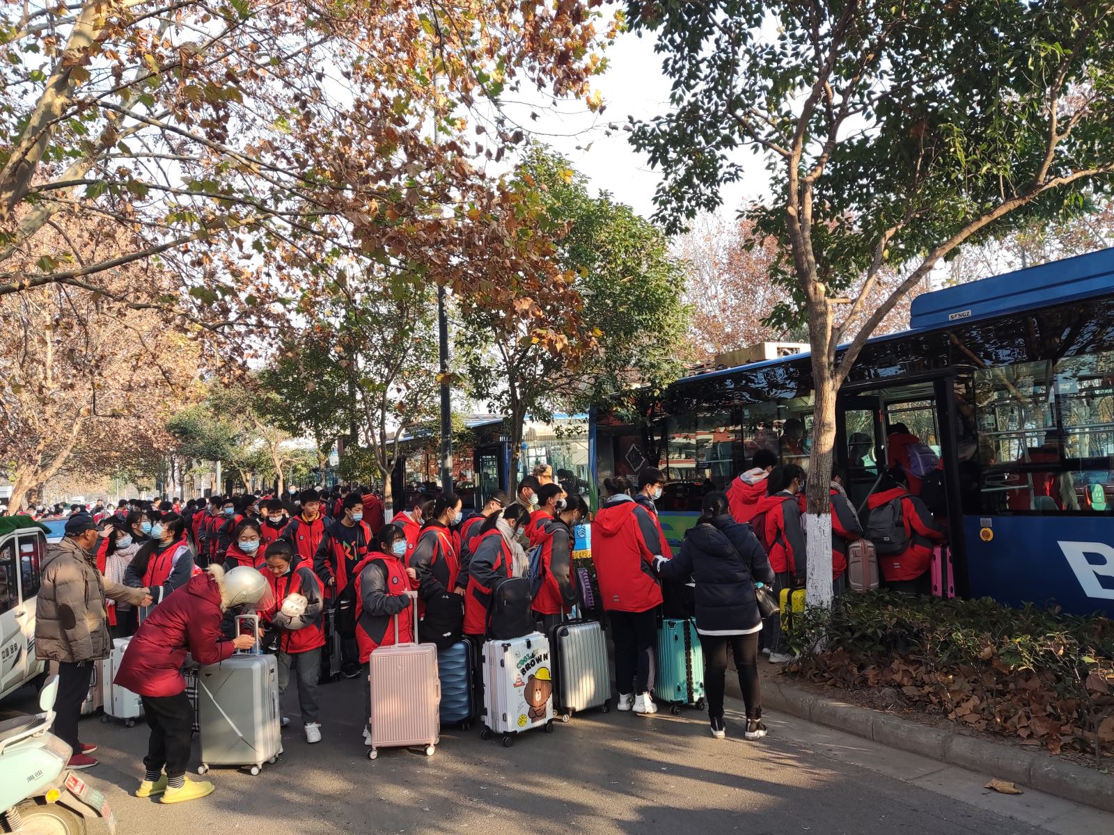 公交集團快速公交事業(yè)部圓滿完成 新浦中學定制公交任務