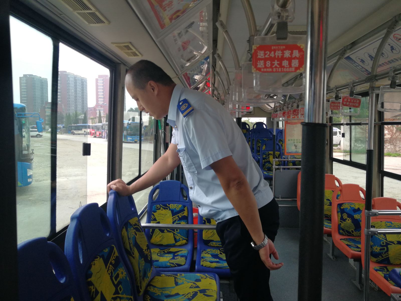 公交集團(tuán)海通公交公司開展車輛衛(wèi)生檢查