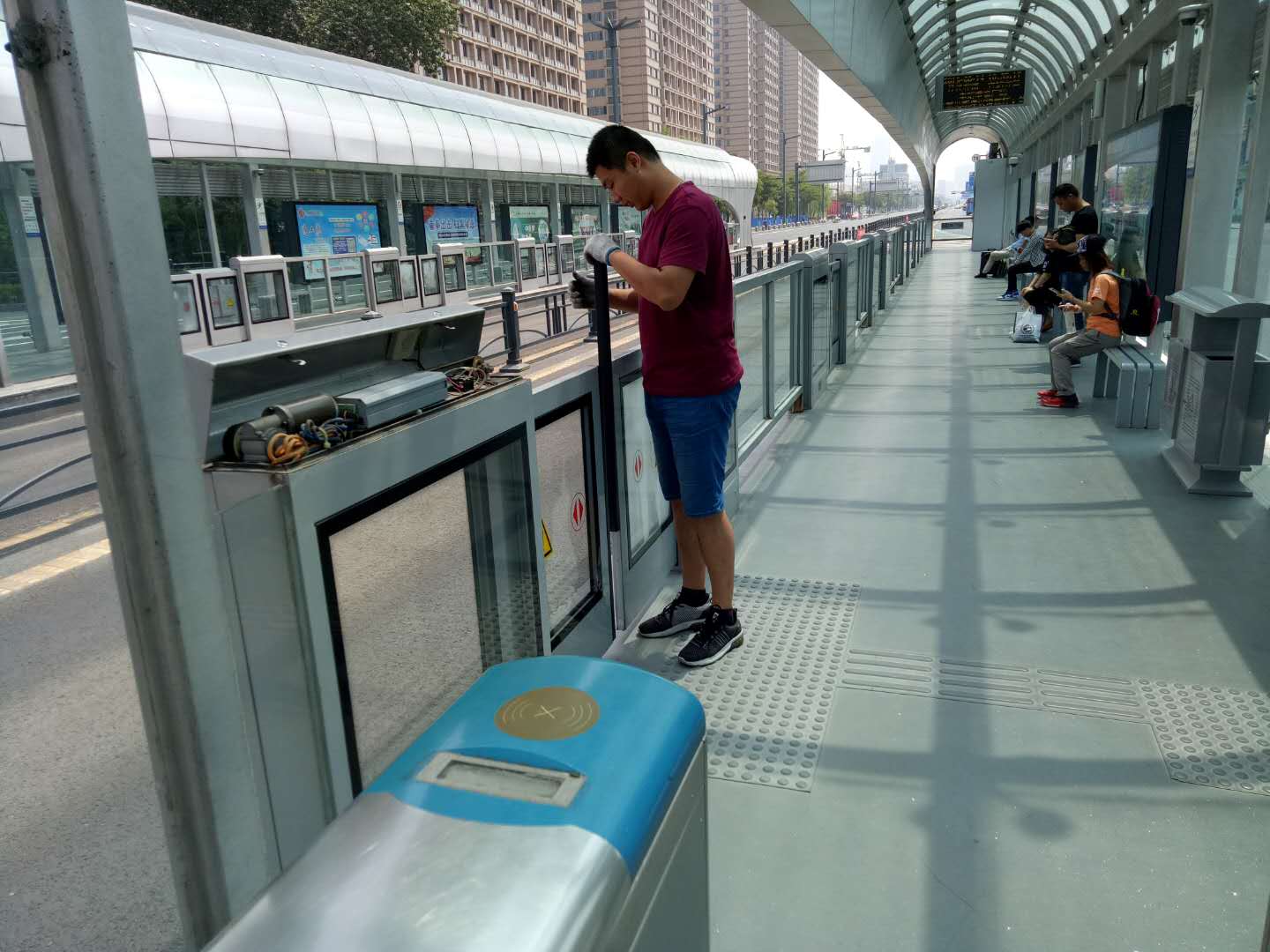 公交集團(tuán)快速公交事業(yè)部對BRT站臺(tái)設(shè)施設(shè)備進(jìn)行檢修