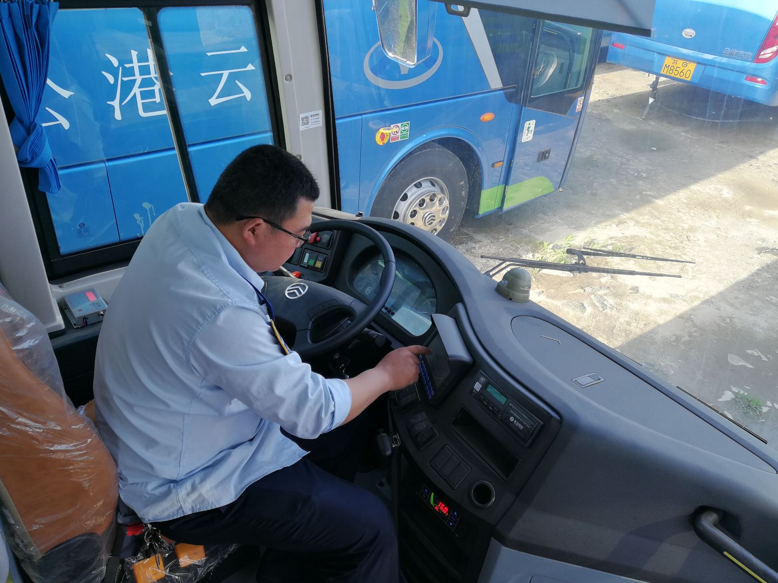 公交集團(tuán)佳連公司開(kāi)展安裝調(diào)試金旅車輛報(bào)站器工作