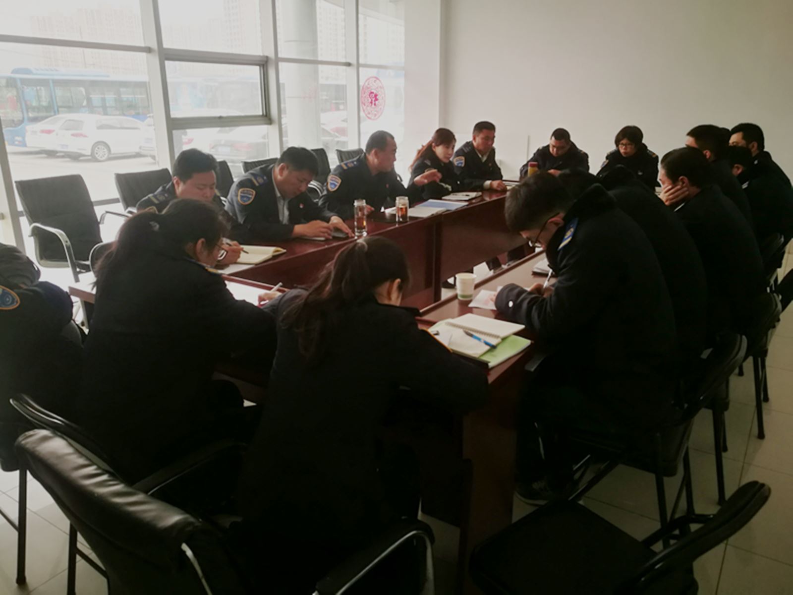 公交集團(tuán)經(jīng)營(yíng)發(fā)展事業(yè)部召開(kāi)“安全生產(chǎn)、優(yōu)質(zhì)服務(wù)”動(dòng)員部署會(huì)