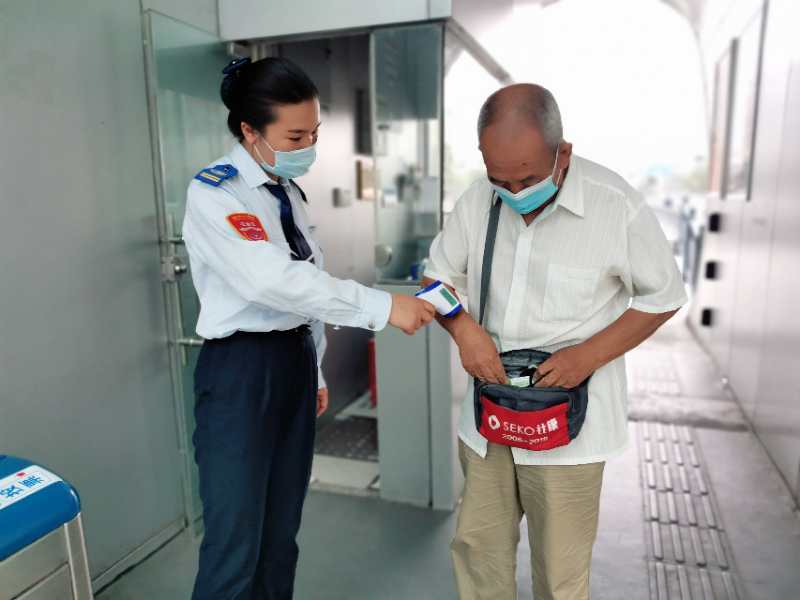 快速公交站務(wù)員幫助乘客找到手機(jī)