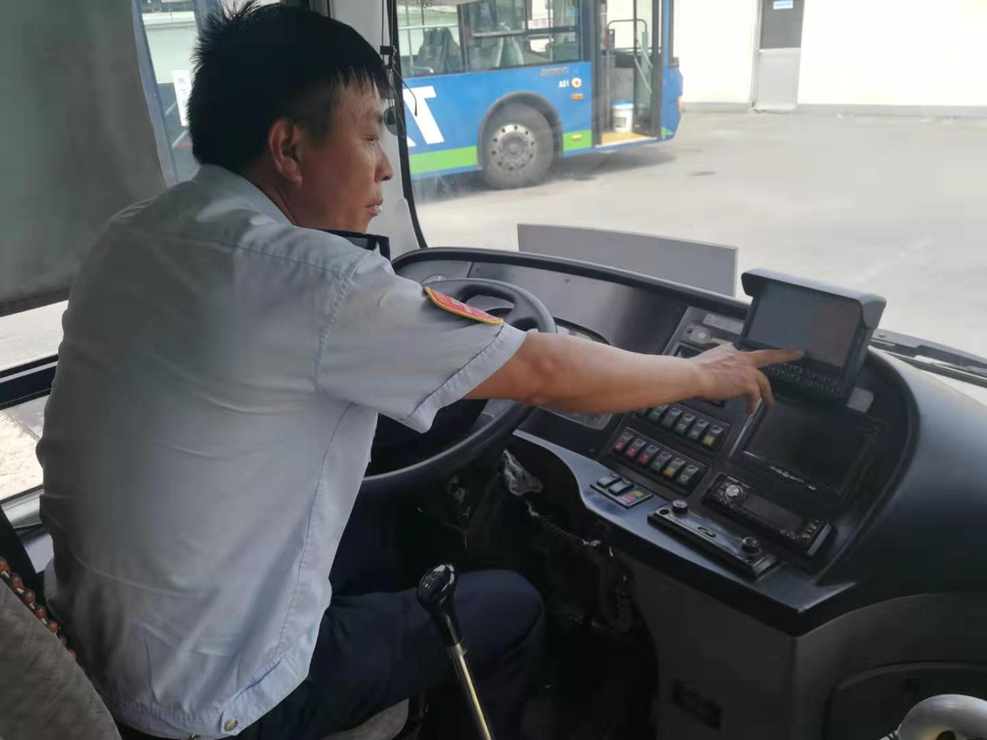 公交集團(tuán)快速公交事業(yè)部開(kāi)展車(chē)輛專(zhuān)項(xiàng)檢查工作