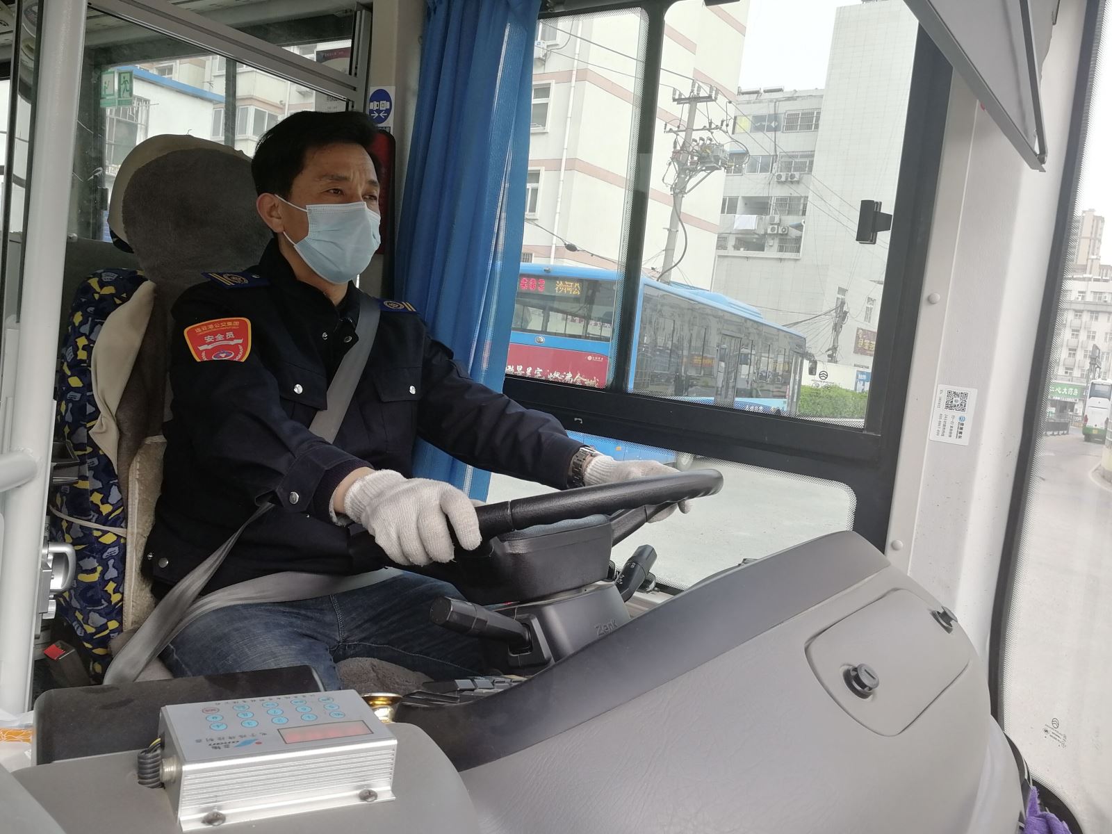 公交事業(yè)一部117路駕駛員方明輝 拾金不昧受表?yè)P(yáng)