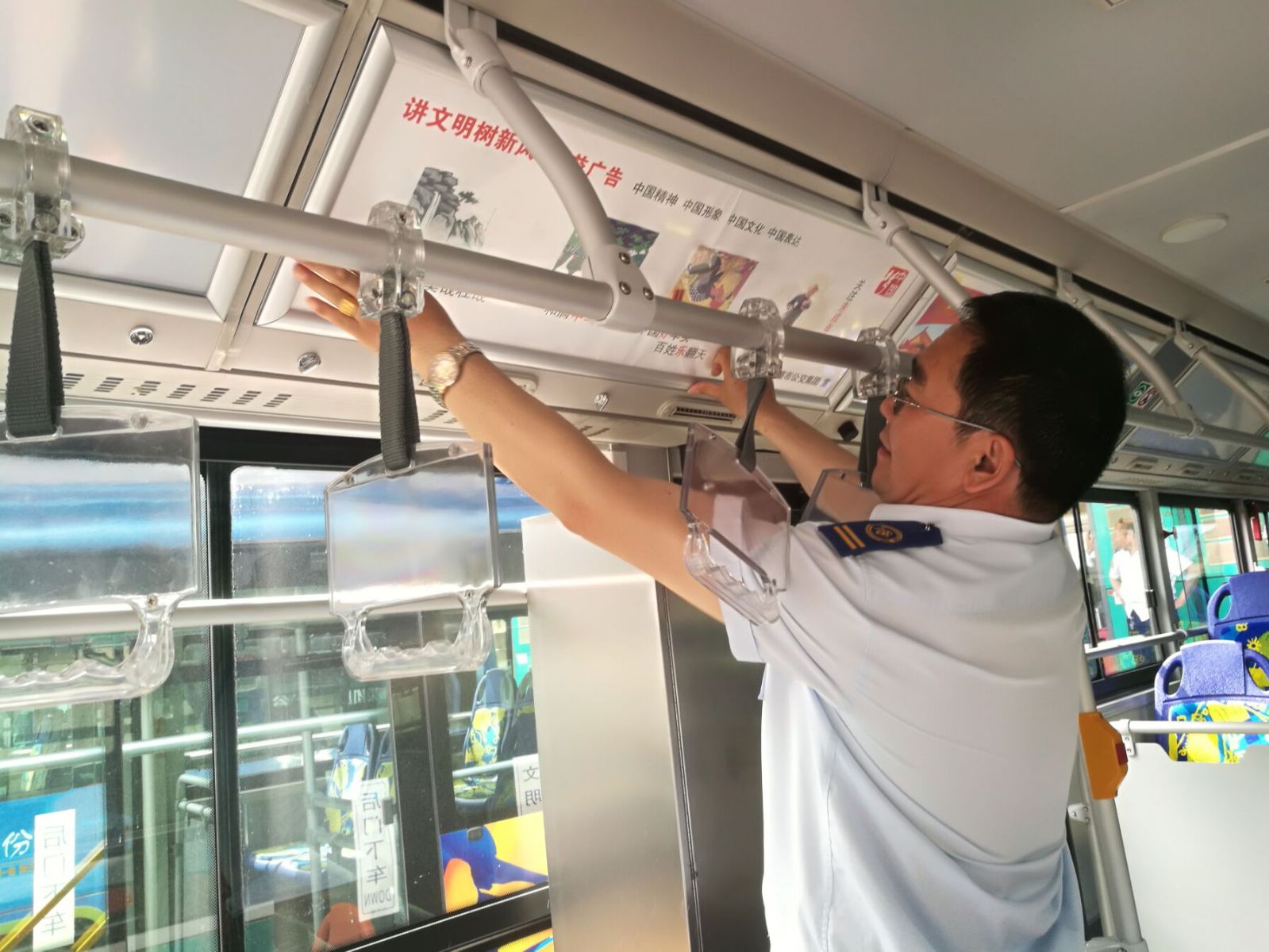 公交集團(tuán)海通公交公司更換車廂宣傳標(biāo)語(yǔ) 營(yíng)造創(chuàng)文氛圍