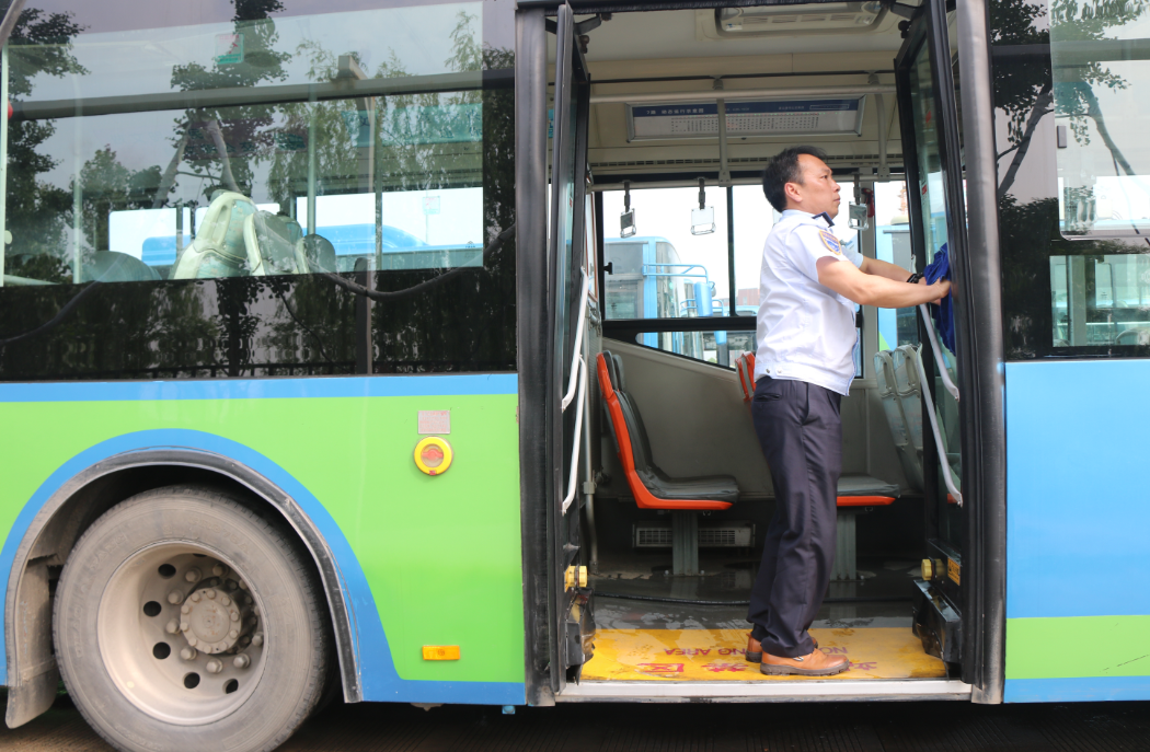 公交集團(tuán)快速公司清洗B1K車輛為創(chuàng)建文明城市助力
