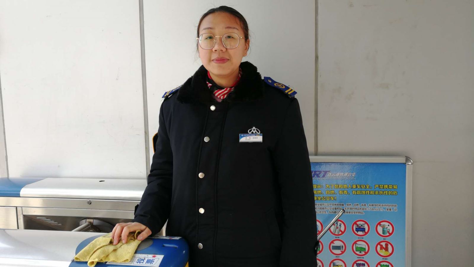 公交集團快速公交事業(yè)部站務員用真心服務贏得乘客認可