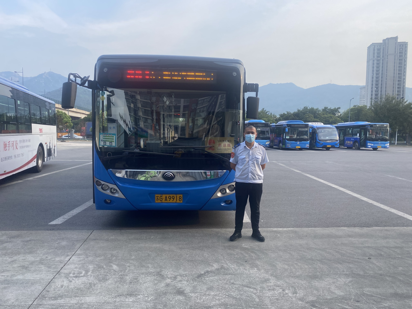 公交事業(yè)二部601路駕駛員王亮及時(shí)歸還乘客丟失的手機(jī)