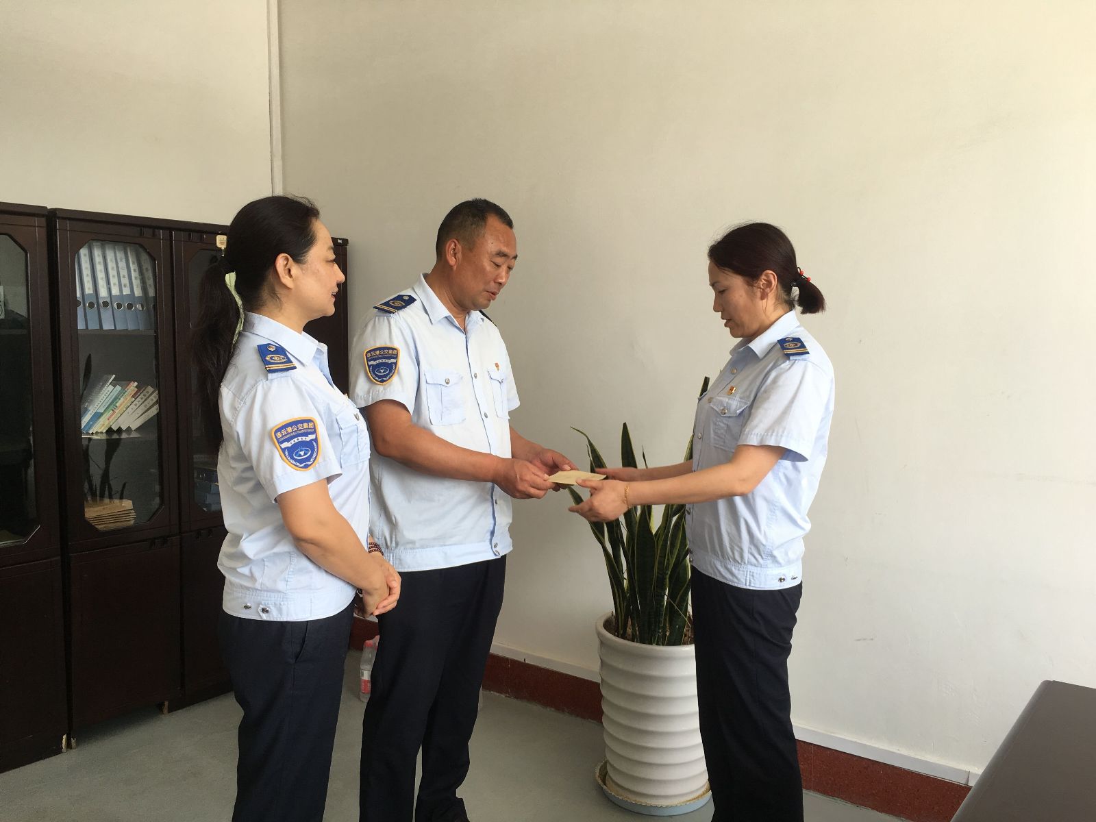 公交集團海通公交公司黨總支、工會“七一”慰問困難黨員