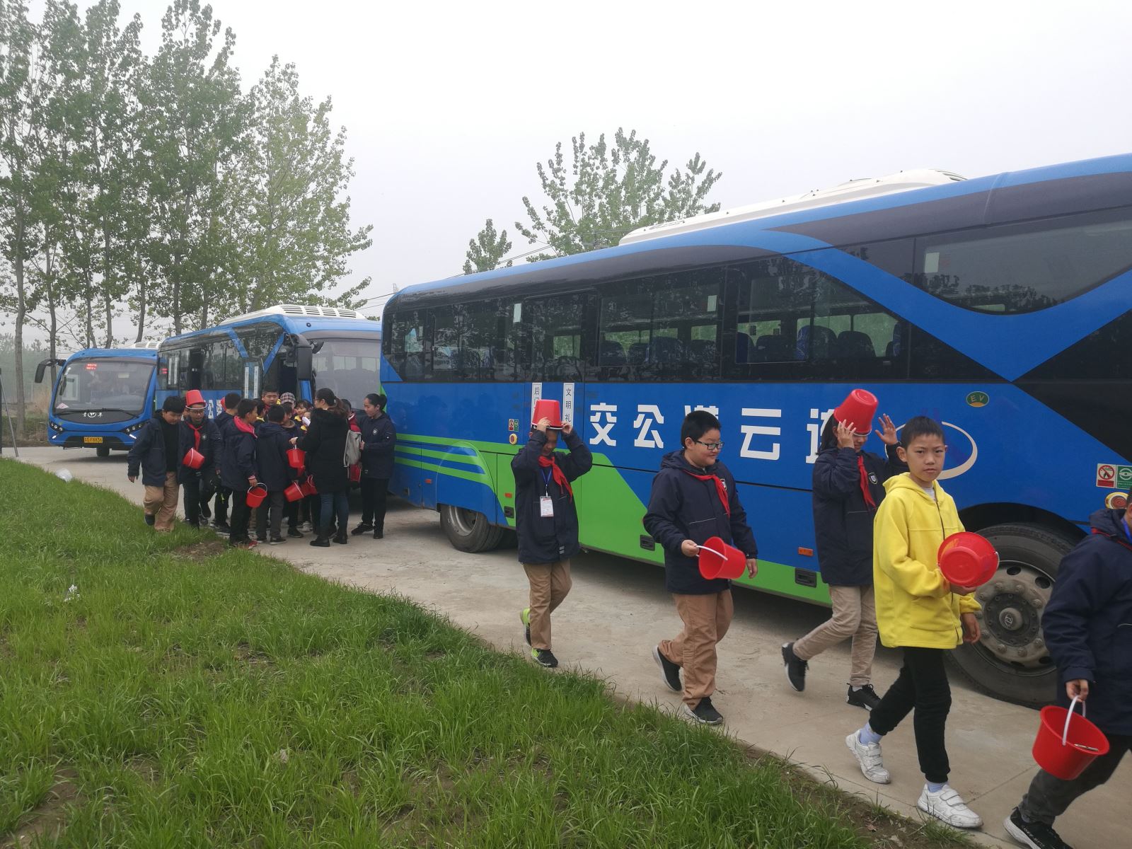 公交集團經營發(fā)展事業(yè)部圓滿完成市晚報小記者田園采摘活動運輸工作