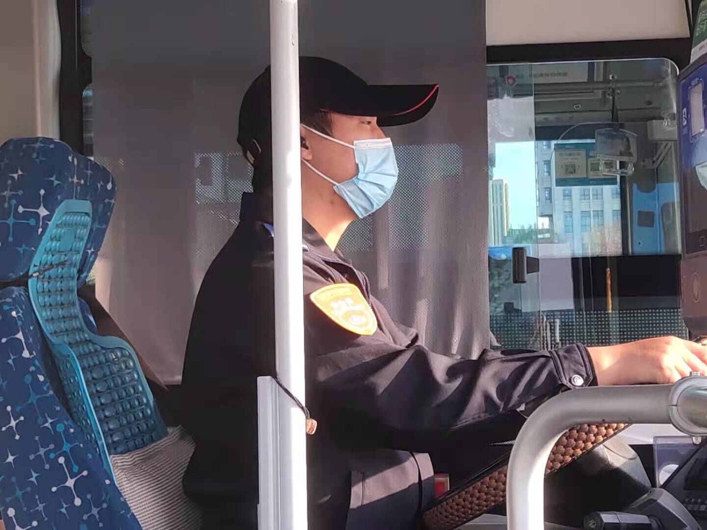 公交事業(yè)一部22K路駕駛員王蒙蒙拾金不昧受表?yè)P(yáng)